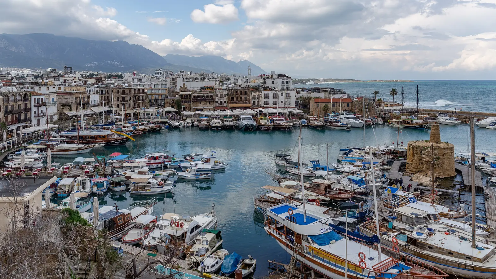 Girne'nin tarihi limanında demirli tekneler