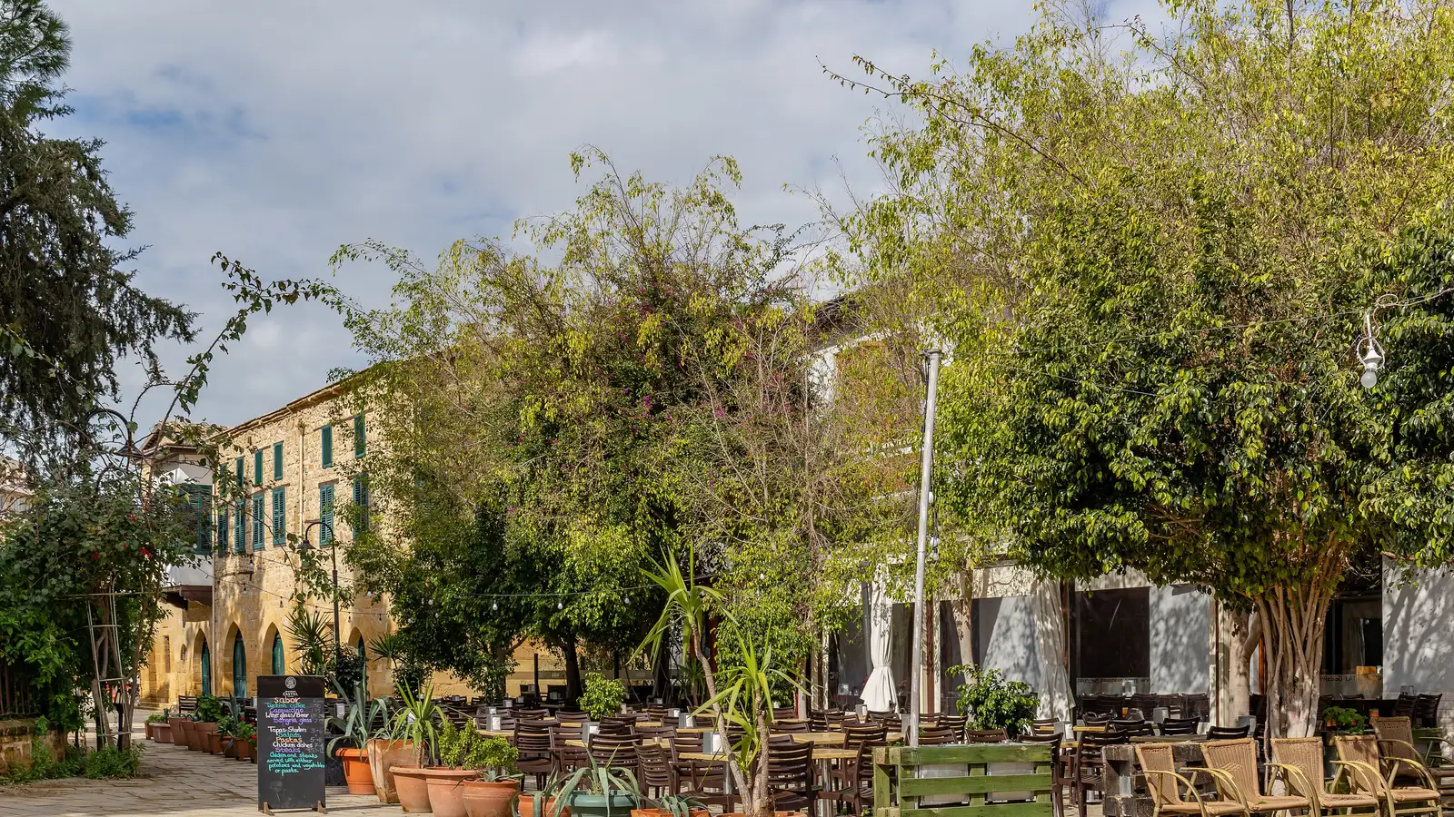 Lefkoşa'da Selimiye Camii'nin yanındaki açık hava kafesi