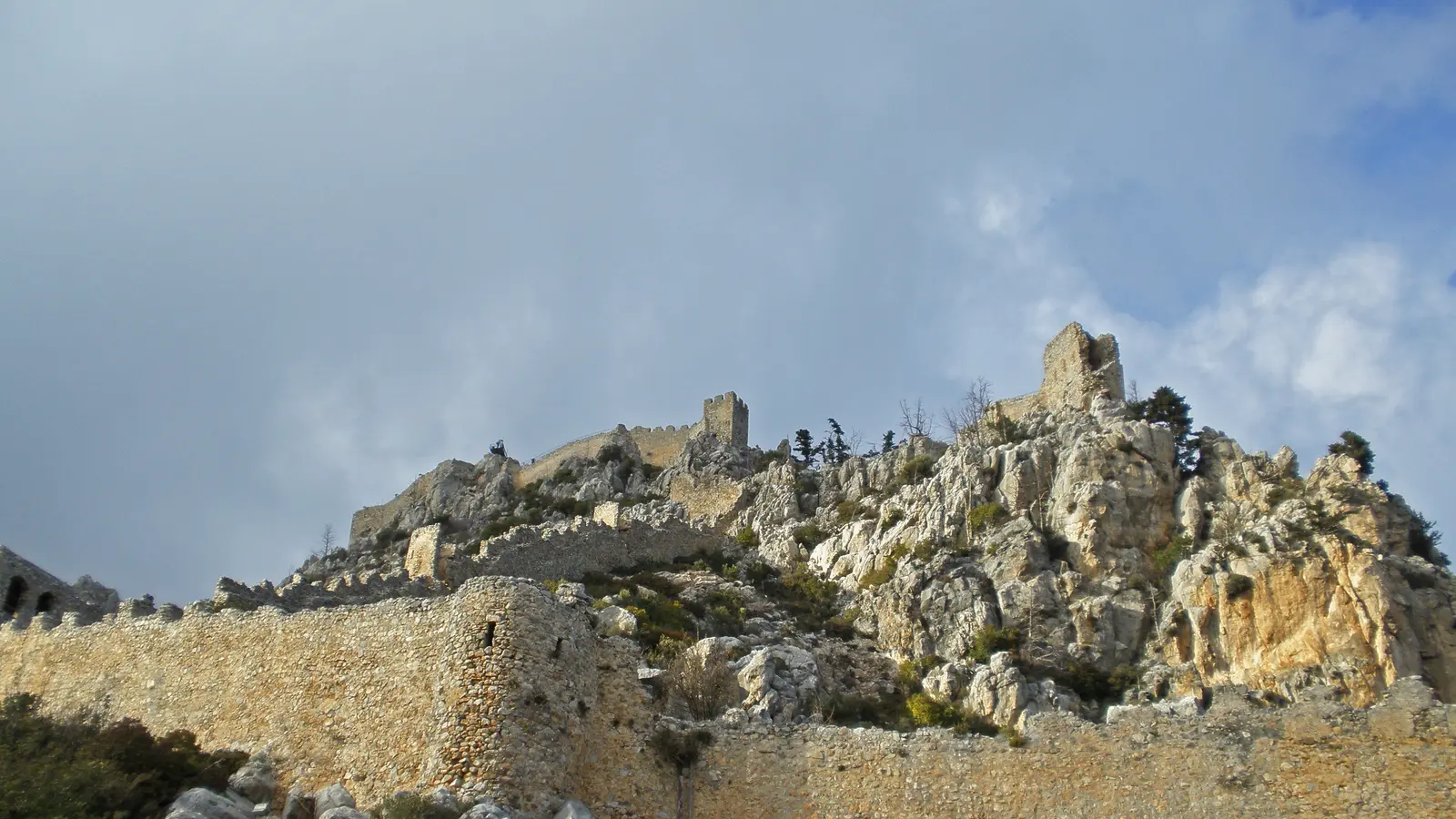 Beşparmak Dağları'nın sırtındaki St. Hilarion Kalesi